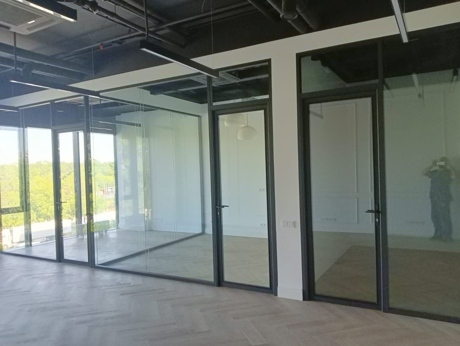 Раздвижные перегородки — экономия пространства Раздвижные стеклянные перегородки в современном офисе с панорамными окнами