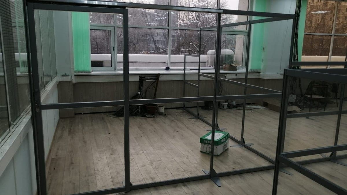 Алюминиевый каркас перегородки на этапе монтажа — без стёкол