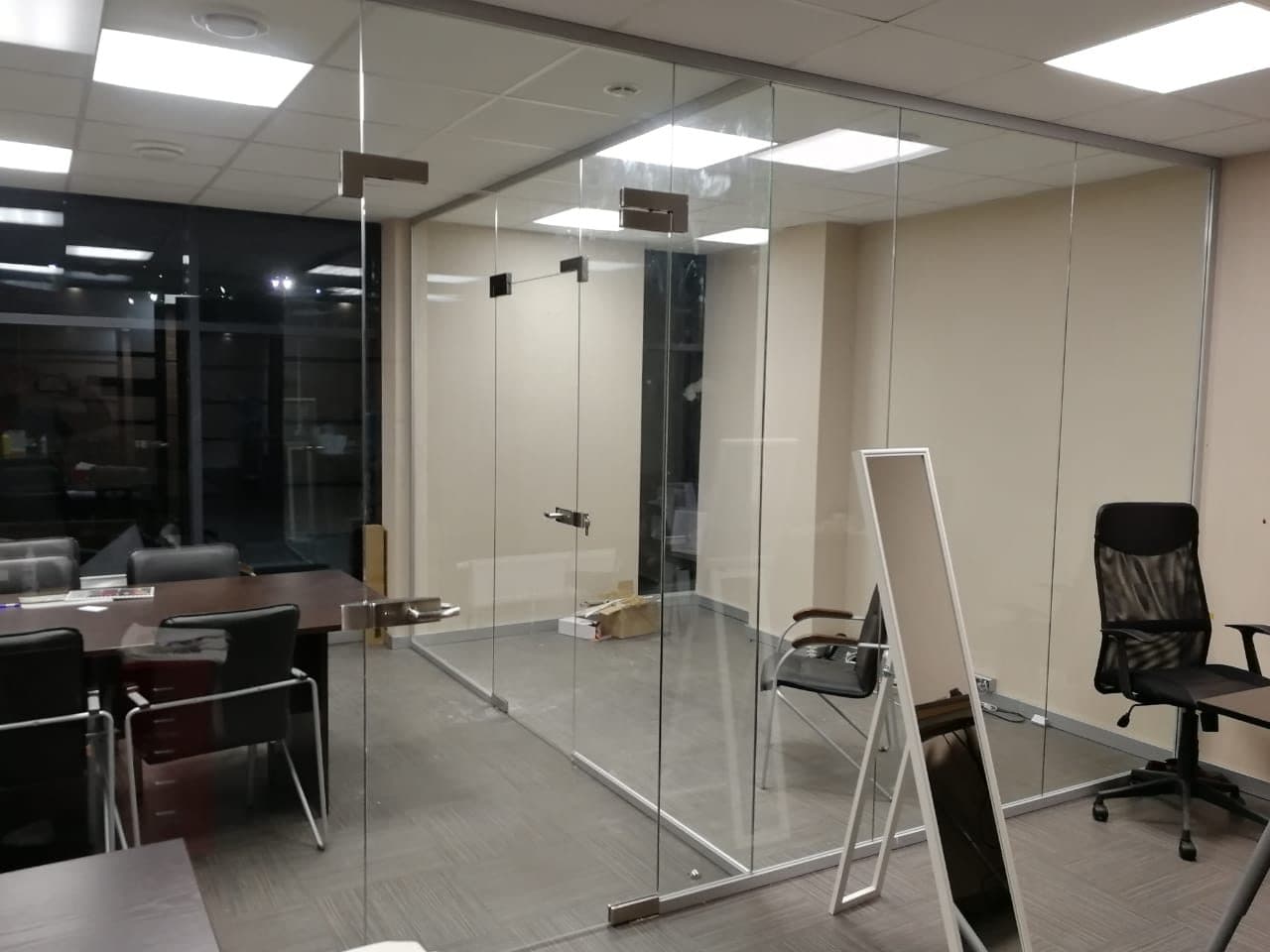 Цельностеклянные перегородки — когда бизнесу нужен статус, а не стройка