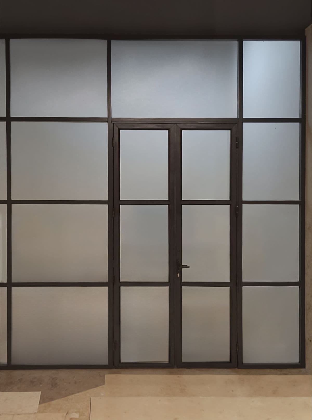 Лофт перегородки: чёрный каркас, стекло и характер пространства: статья блога ИНФОПЕРЕГОРОДКИ