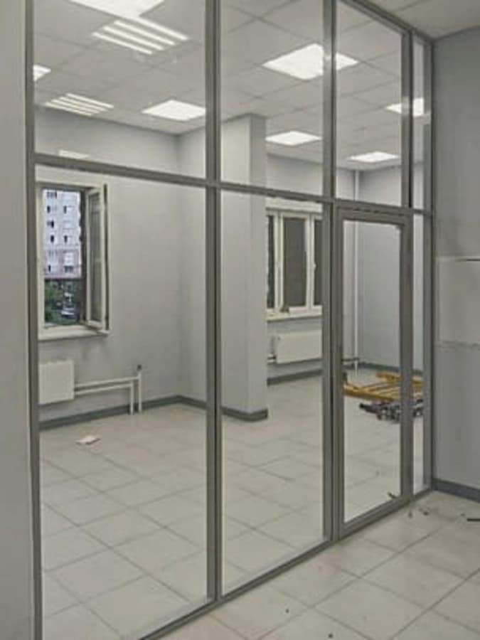 Смонтированные перегородки в светлом алюминиевом профиле с распашной стеклянной дверью, офис в Подольске