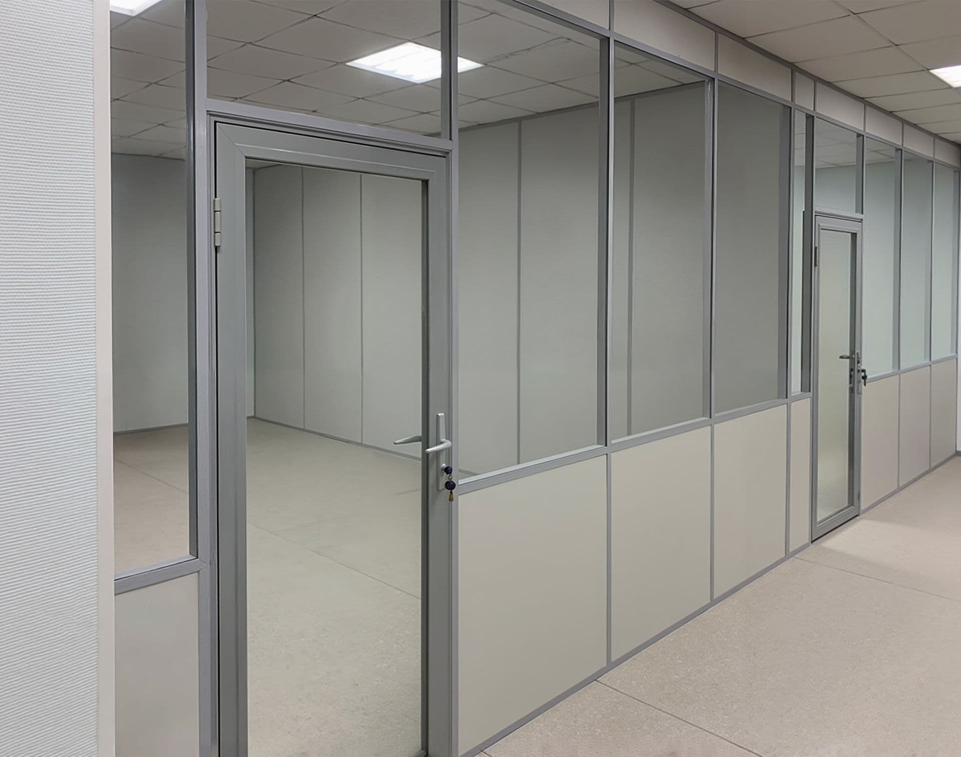 Алюминиевые перегородки в офисном коридоре — надёжный каркас