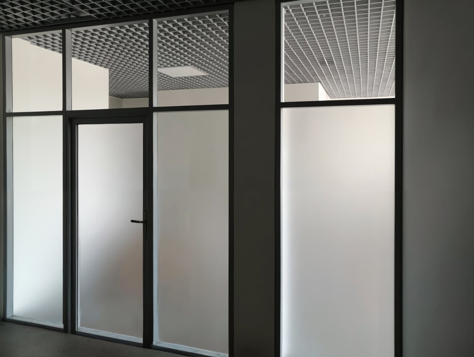 Цельностеклянные перегородки на зажимном профиле Цельностеклянные перегородки с чёрным профилем: минимализм и максимум света