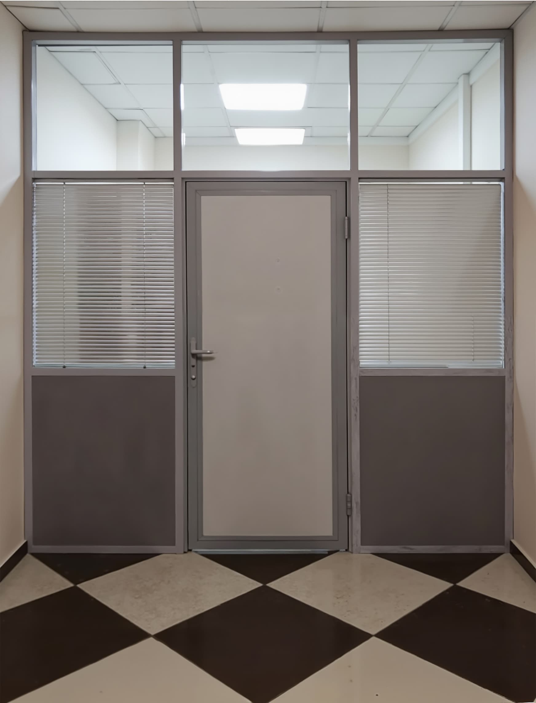 Комбинированные перегородки из стекла и глухих панелей