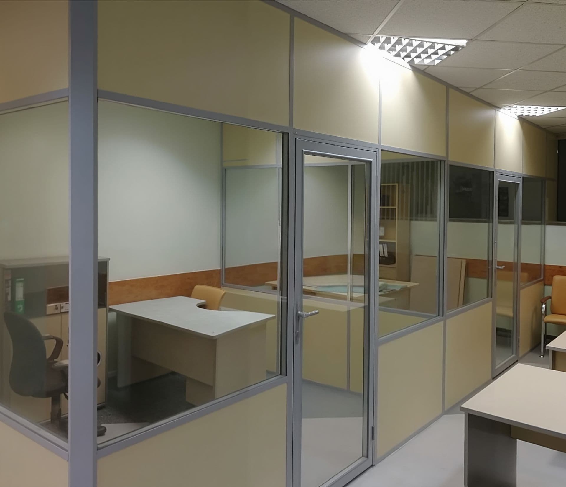 Комбинированные офисные перегородки из стекла и глухих панелей