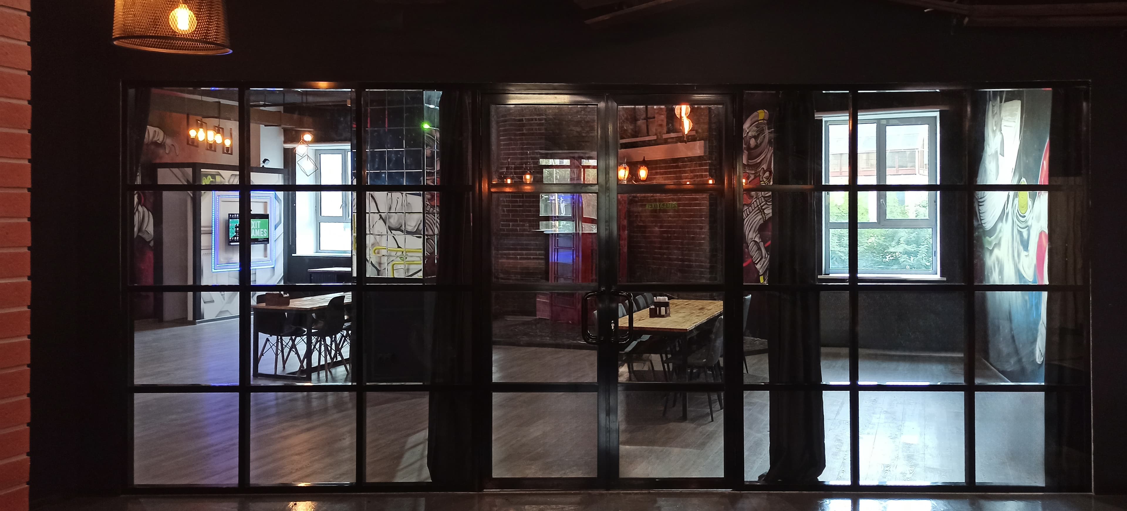 Лофт-перегородки из стекла и металла для зонирования офисов и квартир