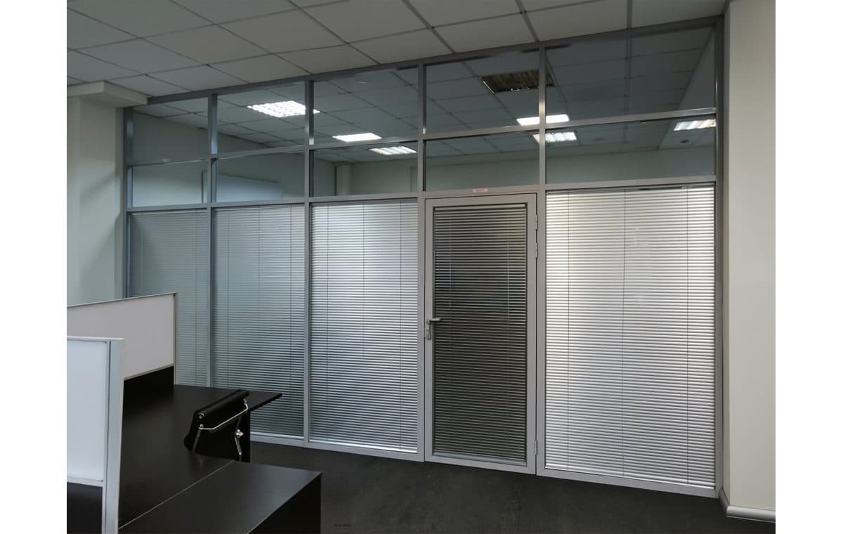 Перегородки со встроенными жалюзи: ламели закрыты, кабинет скрыт от общего зала