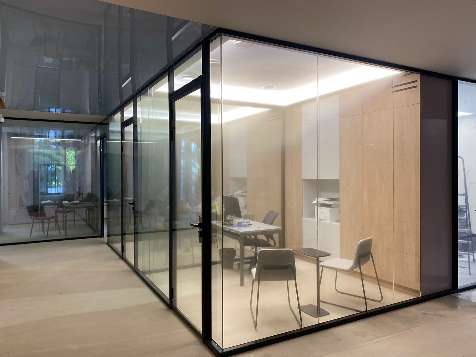 Офисная перегородка с асимметричным двойным остеклением 8+6 мм для звукоизоляции