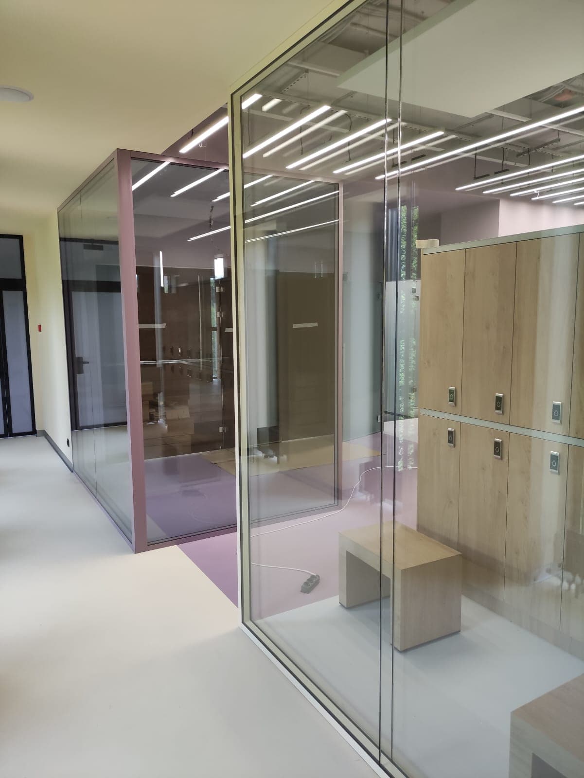 Стеклянные перегородки для зонирования офиса с двойным остеклением и звукоизоляцией