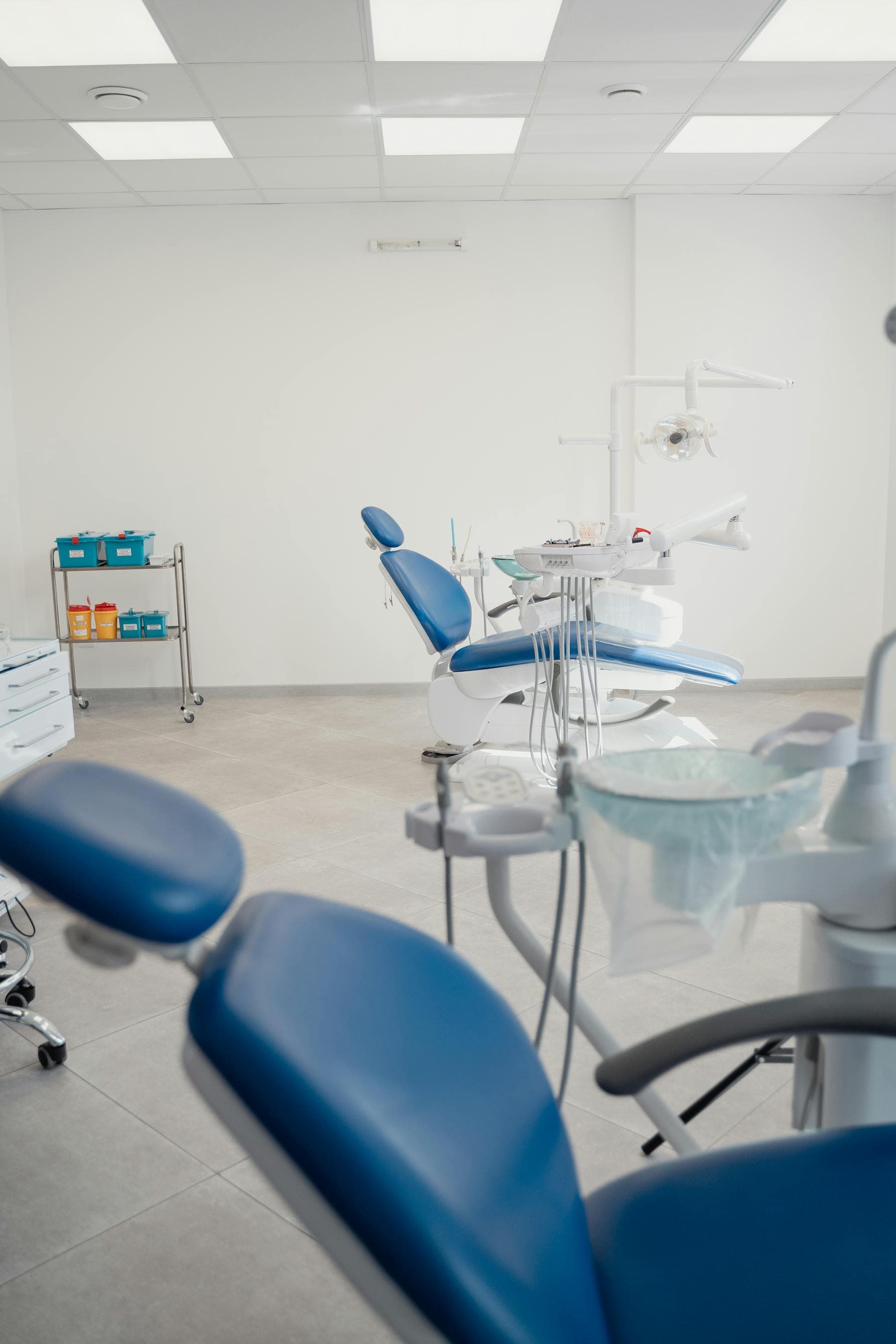 Интерьер стоматологической клиники с чистыми светлыми зонами и перегородками