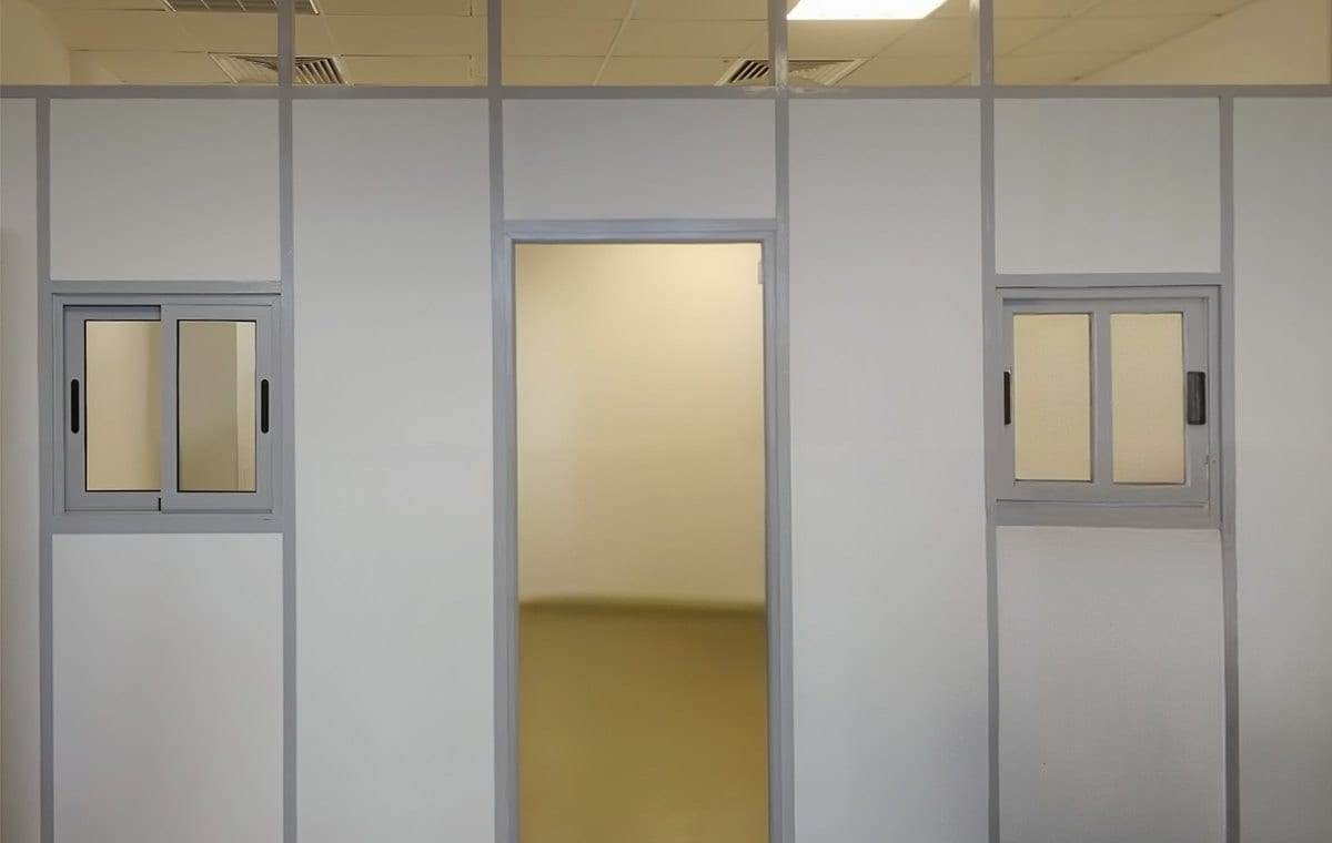 Два раздвижных окна выдачи в глухой перегородке и дверной проём
