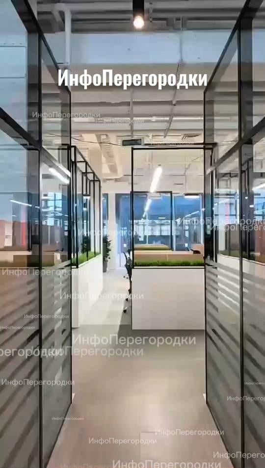Коридор рабочих офисов: полосы плёнки на стекле