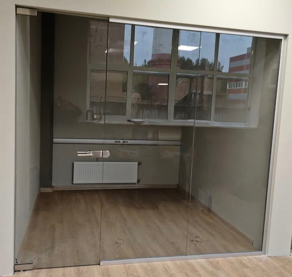 Безрамные стеклянные ограждения и перила из нержавеющей стали