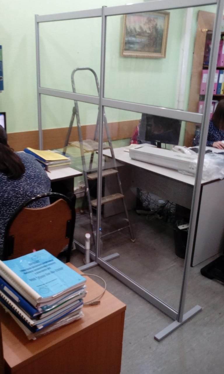 Стеклянная мобильная перегородка в алюминиевом профиле для зонирования офиса