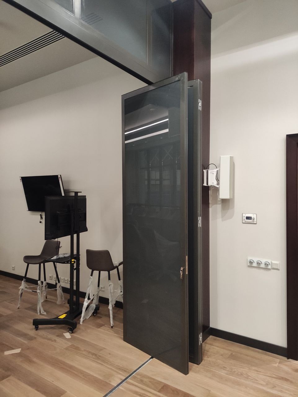 Раздвижные перегородки из стекла в интерьере