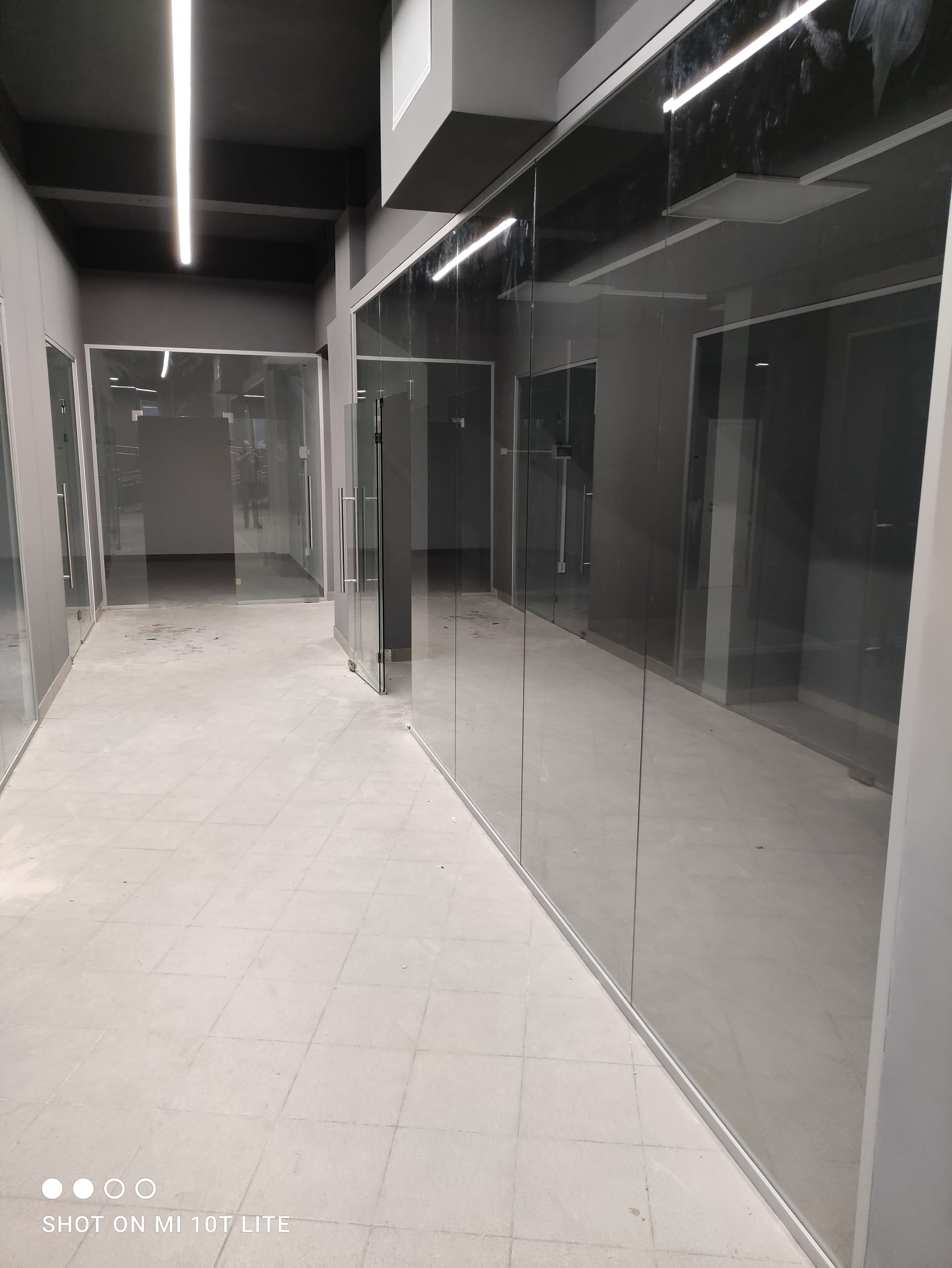 Стационарные стеклянные перегородки и двери из стекла