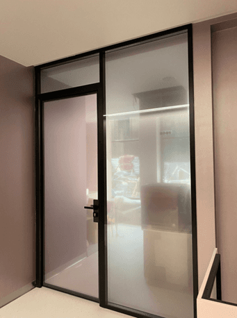 Декоративные плёнки для стеклянных перегородок: тонировка, матирование и плоттерная резка. Как тонировка, матовые и градиентные плёнки превращают стеклянные перегородки в инструмент дизайна. . Декоративные плёнки для стеклянных перегородок: тонировка, матирование и плоттерная резка — иллюстрация к статье