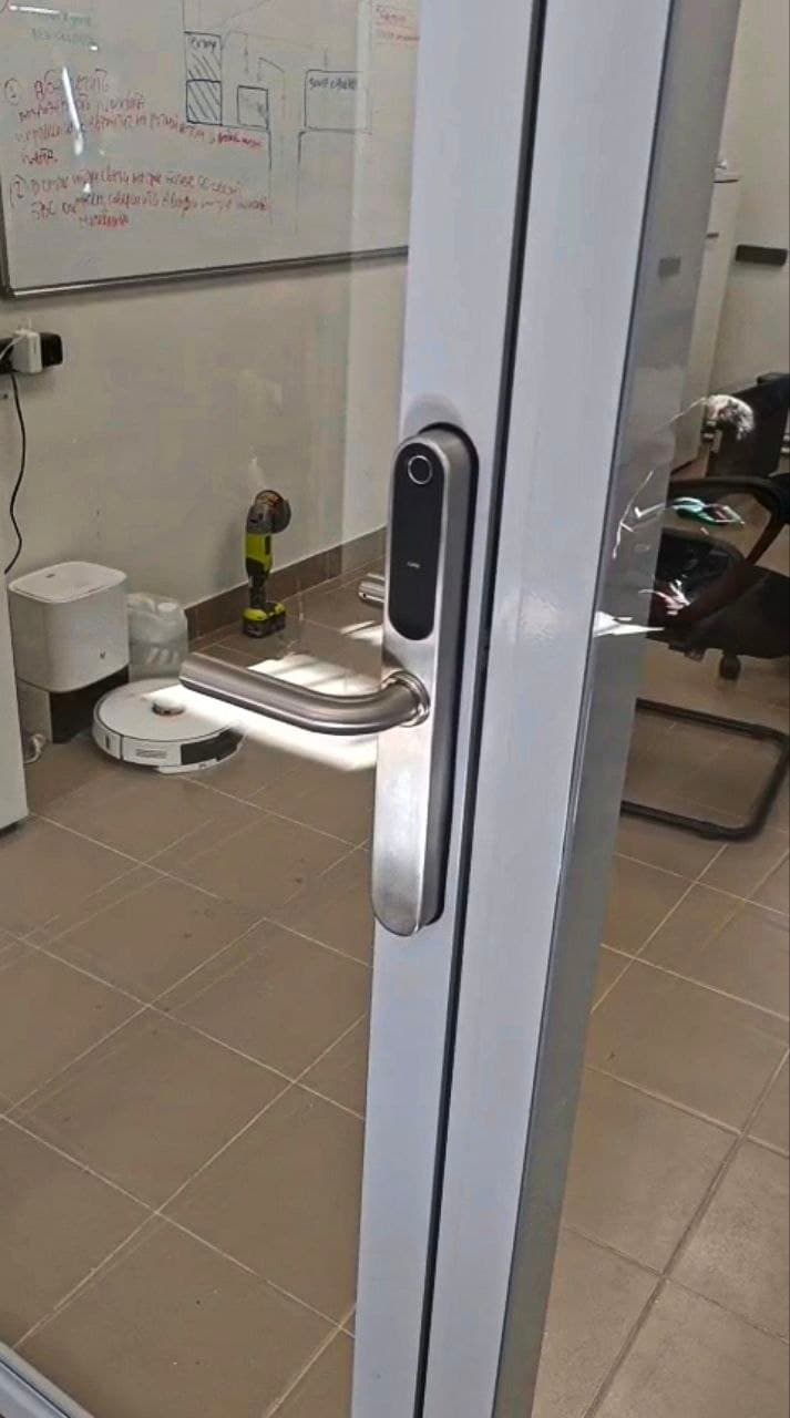 Накладной smart-замок TTLock Slim S2 на алюминиевой двери в перегородке