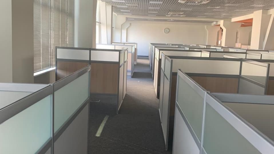 Перегородки для большого офиса — зонирование open space на рабочие места Ряды комбинированных перегородок в большом офисе — зонирование рабочего пространства