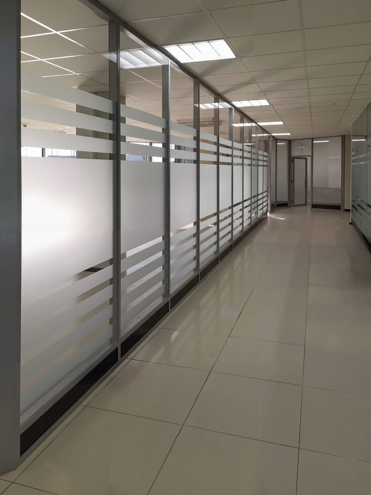 Почему алюминиевые перегородки лучше пластиковых — сравнение каркасов для офиса: статья блога ИНФОПЕРЕГОРОДКИ