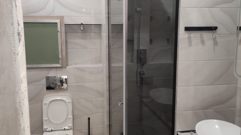 Стеклянная перегородка для ванной — цена ошибки, которую ощущаешь босыми ногами