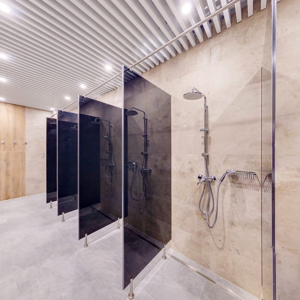 Как выбрать безопасную и удобную стеклянную перегородку для ванной