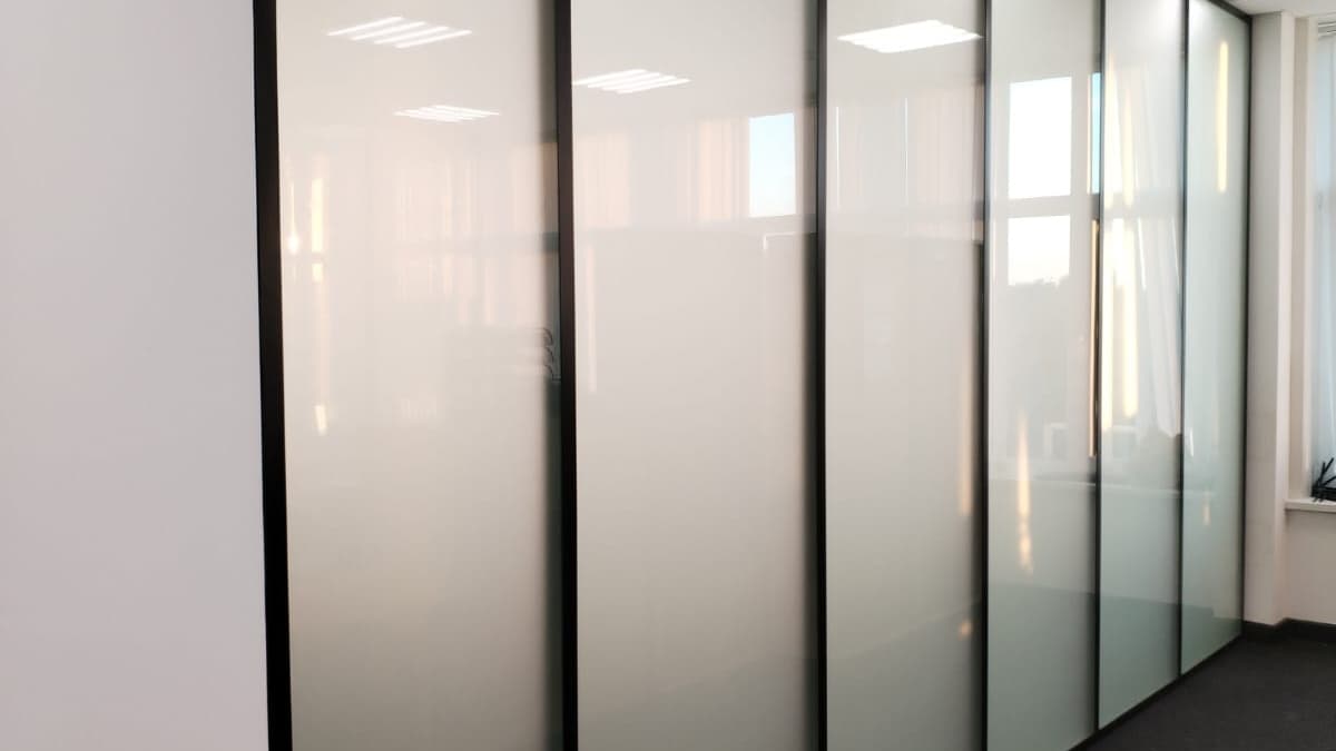Звукоизоляция офисными перегородками из стекла — стоимость тишины в цифрах