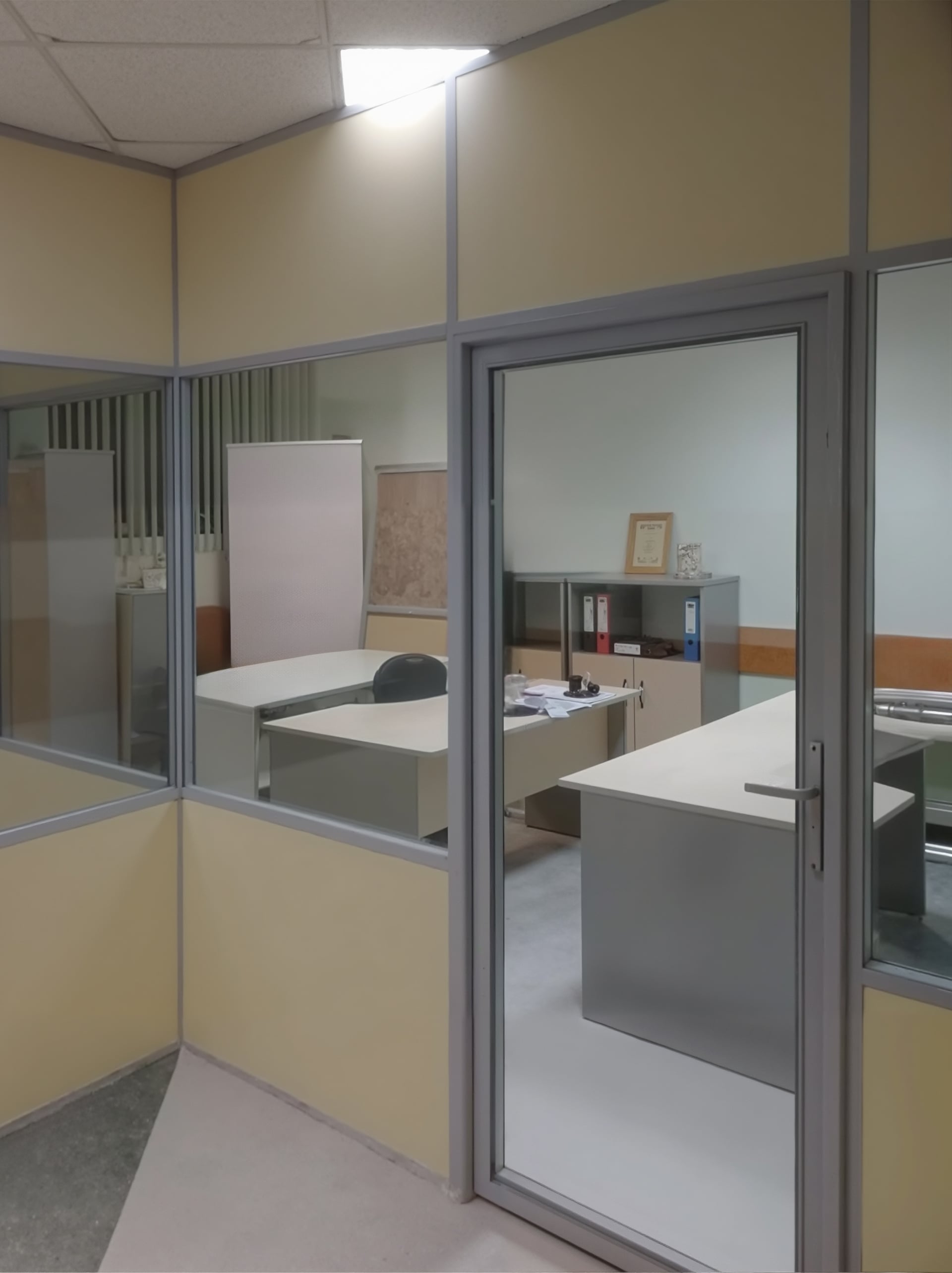 Комбинированные офисные перегородки с алюминиевым каркасом для зонирования рабочих зон. Комбинированные офисные перегородки в рабочем пространстве