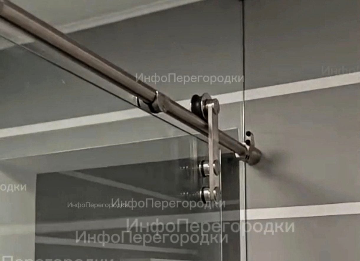 Ролик и направляющая створки, на стекле матовые полосы Откатная створка: стеклянное полотно на ролике, направляющая закреплена на стене