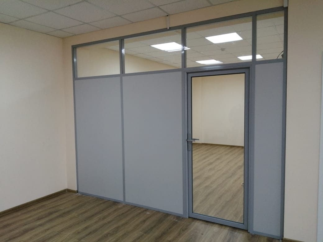 Три вида заполнения в одной линии: панель, стекло под потолком, остеклённая дверь Офисная перегородка с дверью: серые сплошные панели, остеклённый верх и створка со стеклом