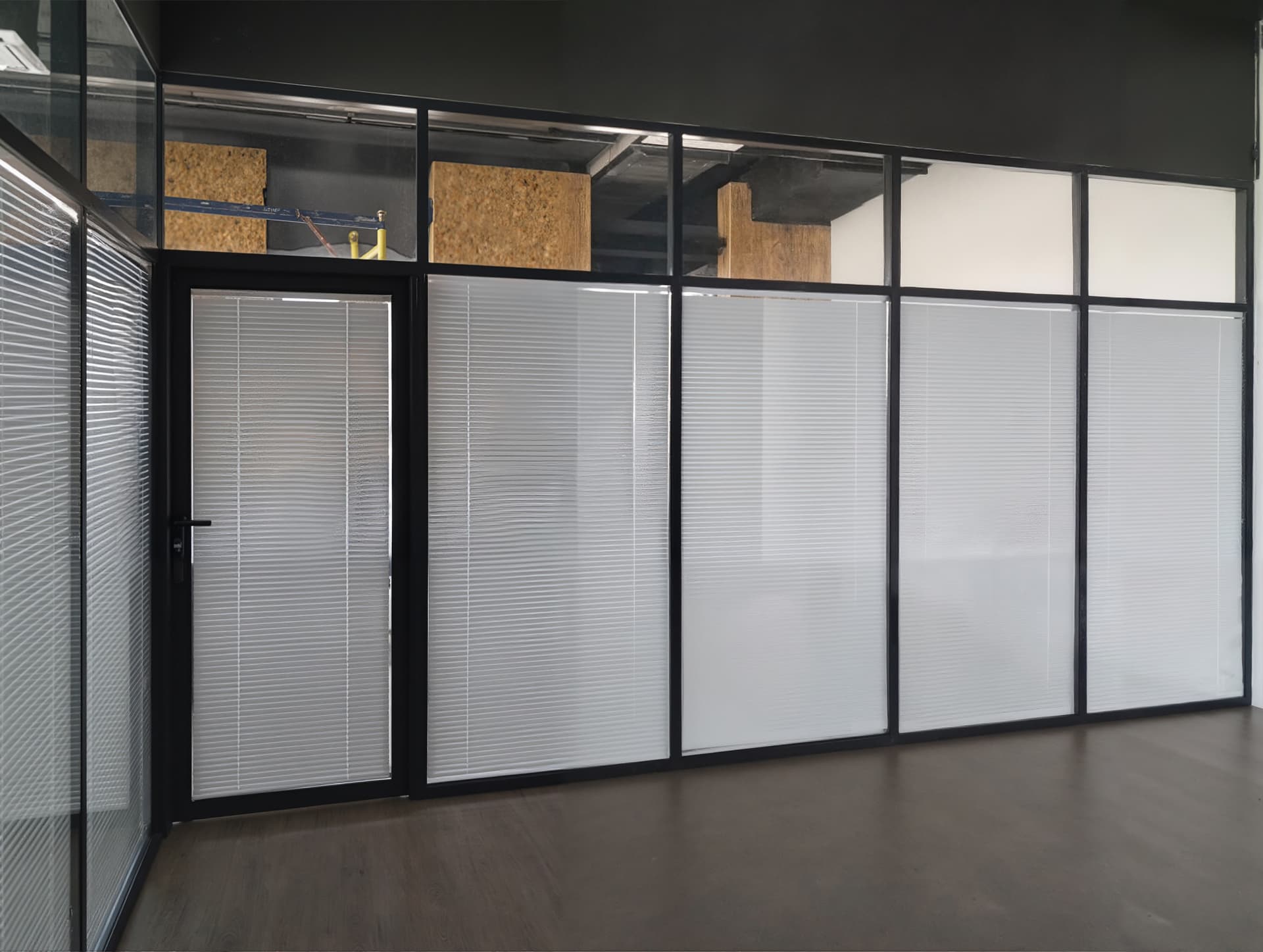 Офисные перегородки из стекла со светлыми горизонтальными жалюзи в Москве — офисные стеклянные перегородки под ключ Офисные перегородки из стекла с внутренними горизонтальными жалюзи в тёмном алюминиевом профиле, офисные стеклянные перегородки в Москве