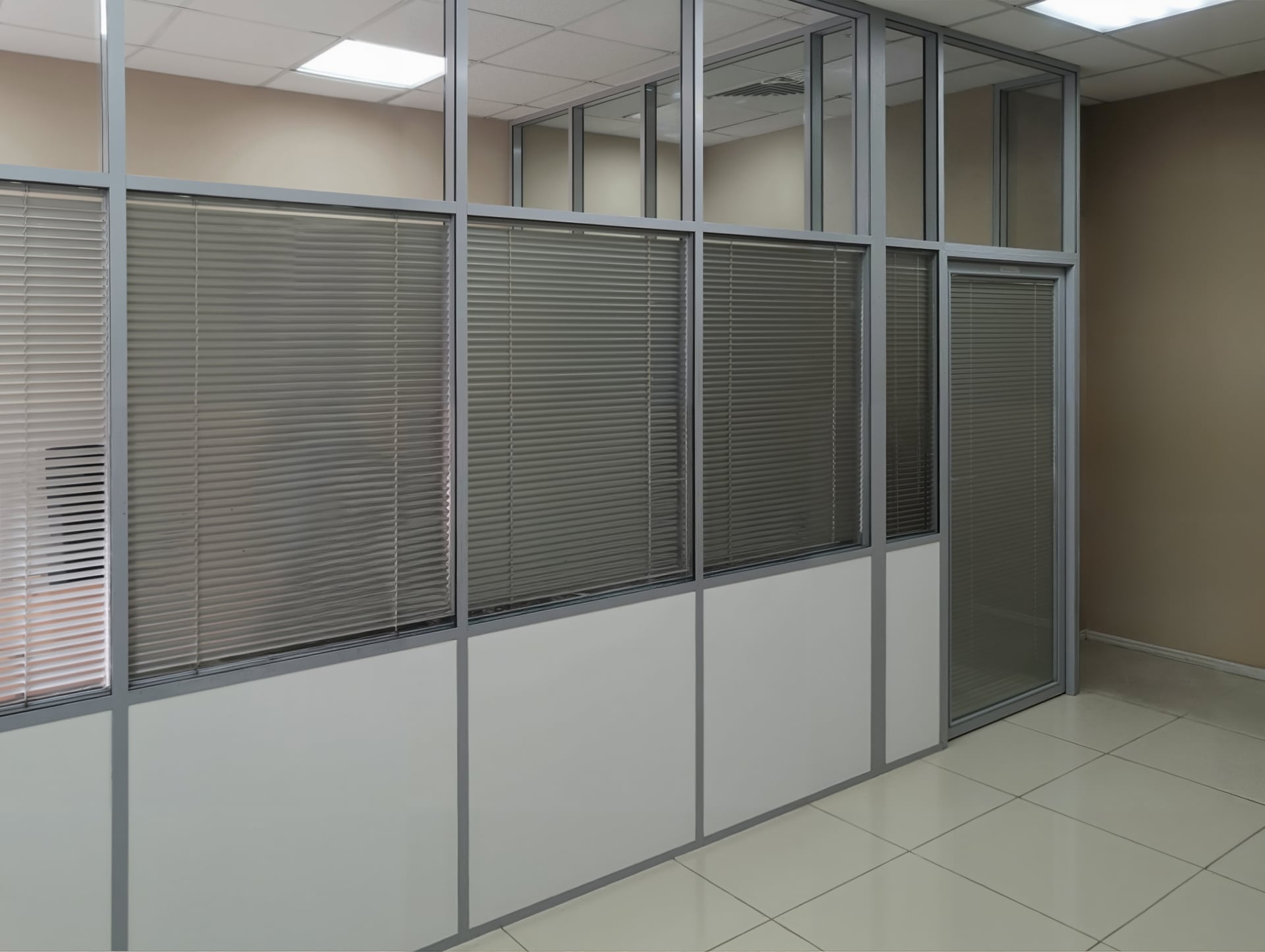 Офисные перегородки из стекла с горизонтальными жалюзи — купить офисные перегородки в Москве. Офисные перегородки из стекла с встроенными горизонтальными жалюзи, в Москве