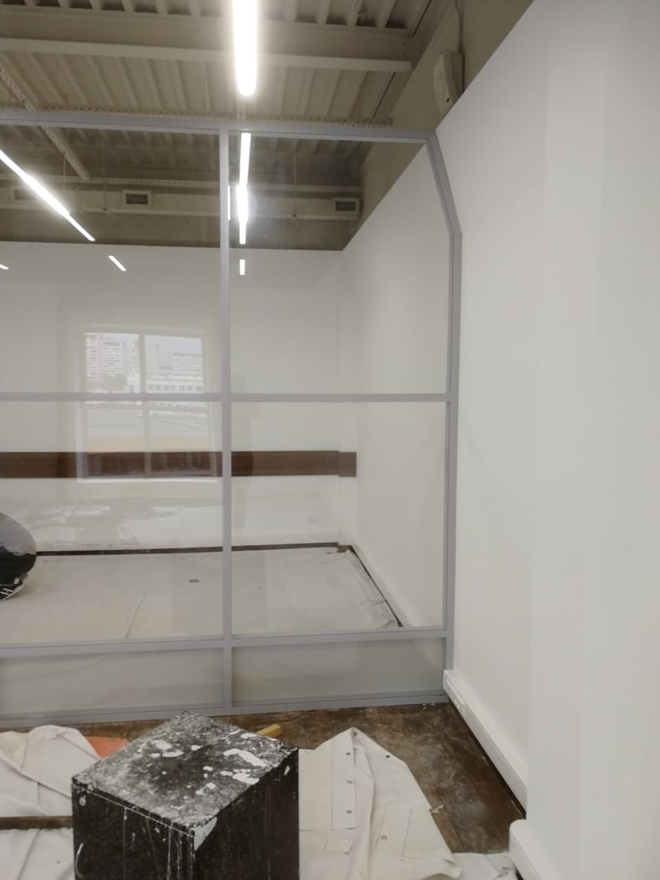Каркас подогнан под скос у потолка Установка каркаса перегородок по месту: верх срезан под скос у потолка, заполнения ещё нет, пол укрыт плёнкой