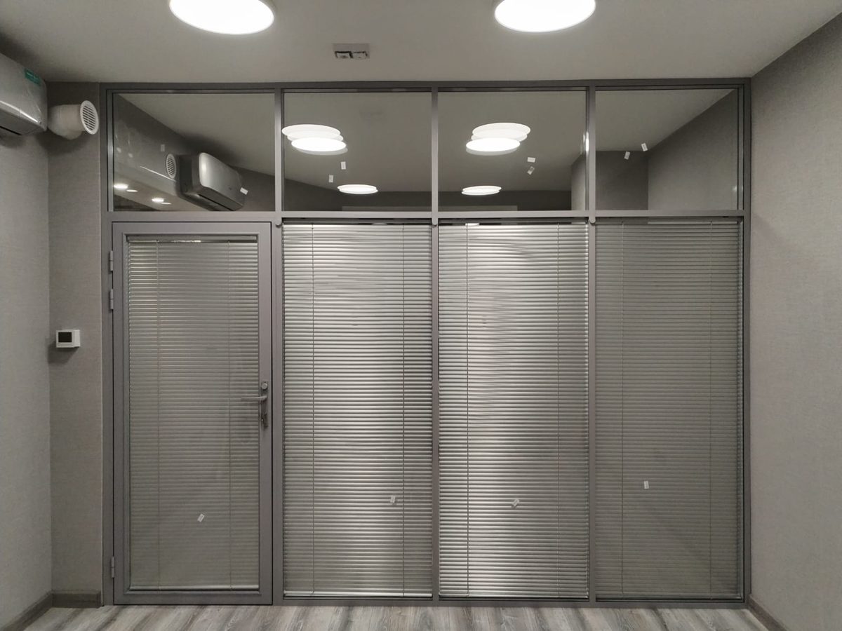 Стеклянная перегородка с межстекольными жалюзи для звукоизоляции офиса