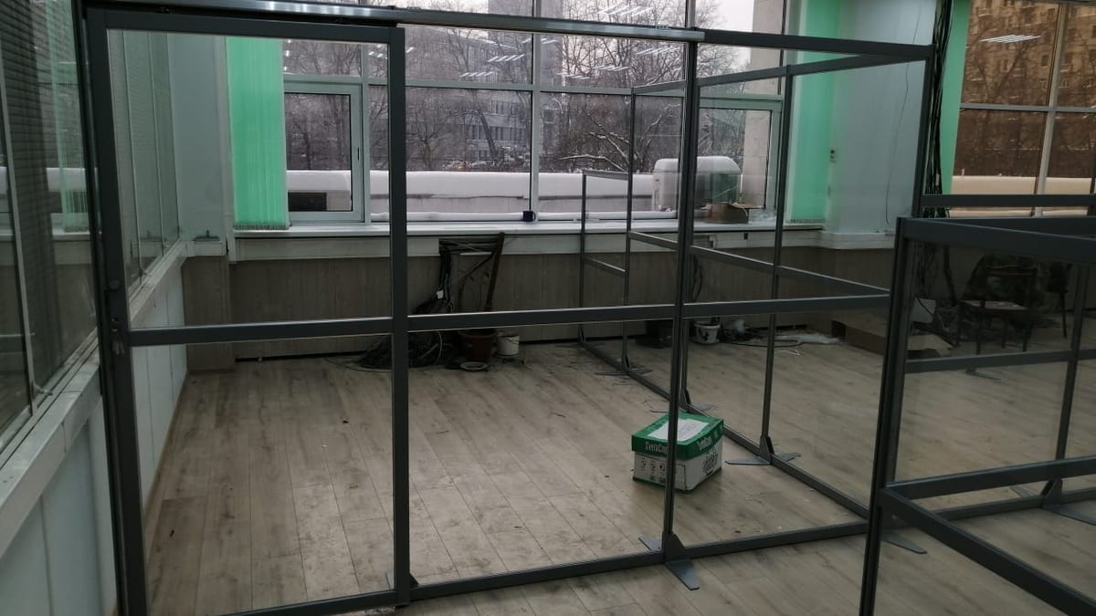 Алюминиевый каркас перегородки на этапе монтажа — без стёкол