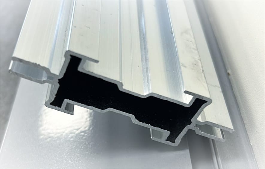 Алюминиевый профиль-нащельник в разрезе — крупный план сечения