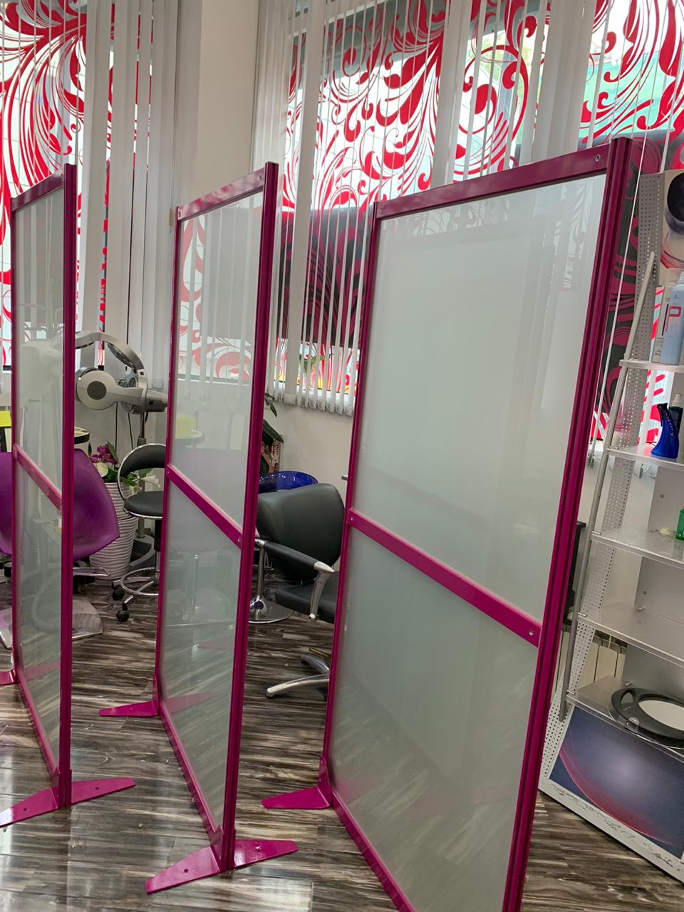 Розовая алюминиевая перегородка — второй ракурс порошковой покраски