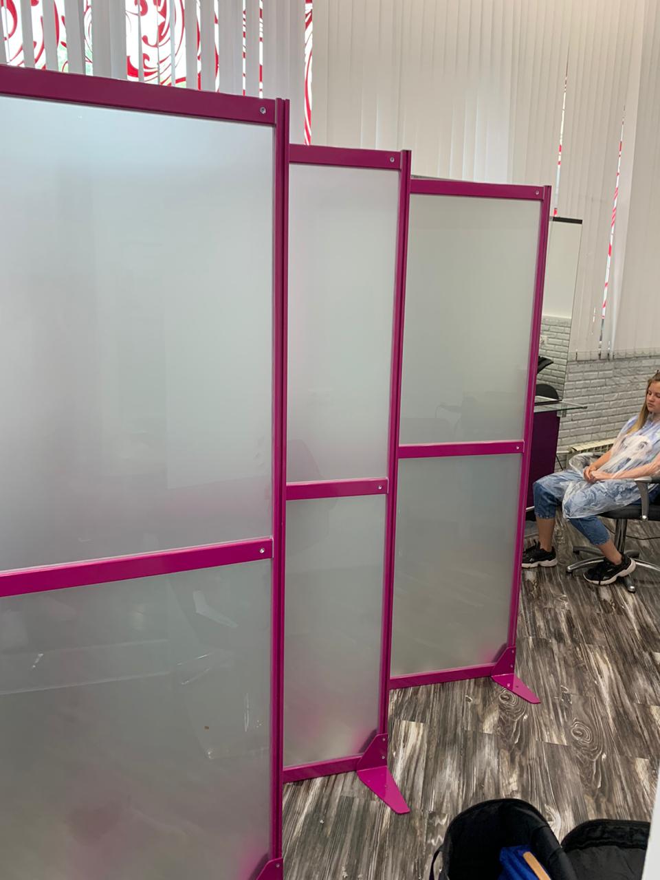 Порошковая покраска алюминиевого каркаса — перегородка в розовом цвете RAL