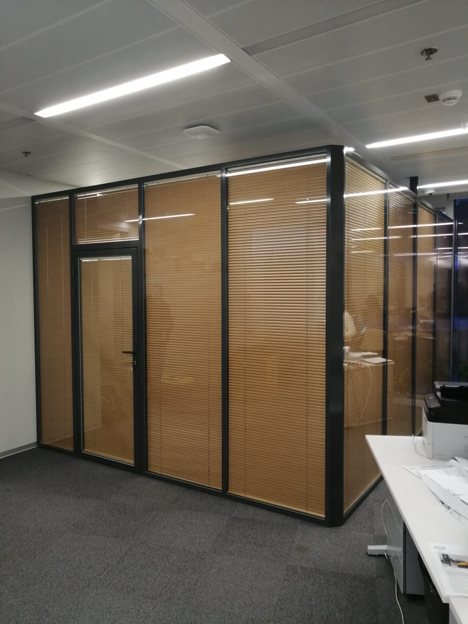 Перегородка с порошковой покраской и встроенными жалюзи — декор под дерево