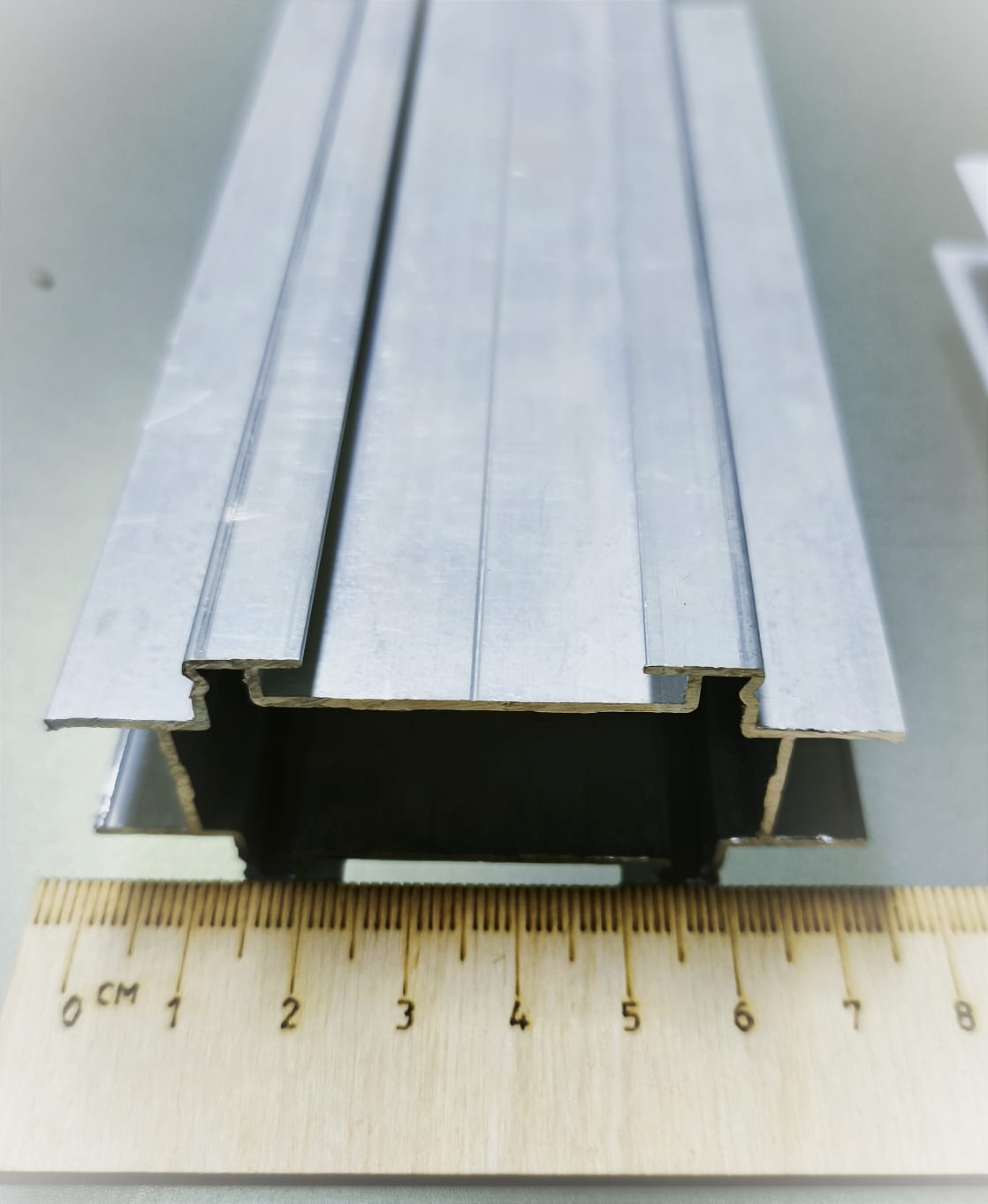 Алюминиевый профиль OFFICE Professional 77(82)×42 мм — разрез с линейкой