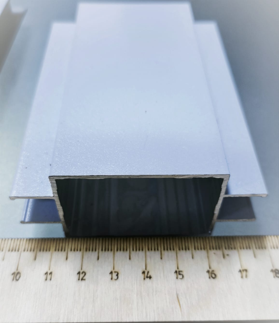 Профиль алюминиевый OFFICE Standart 77×32 мм — разрез с линейкой