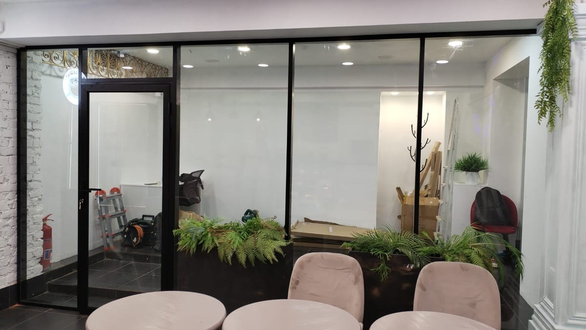 Стеклянная перегородка в зоне ожидания — алюминиевый каркас с прозрачным остеклением