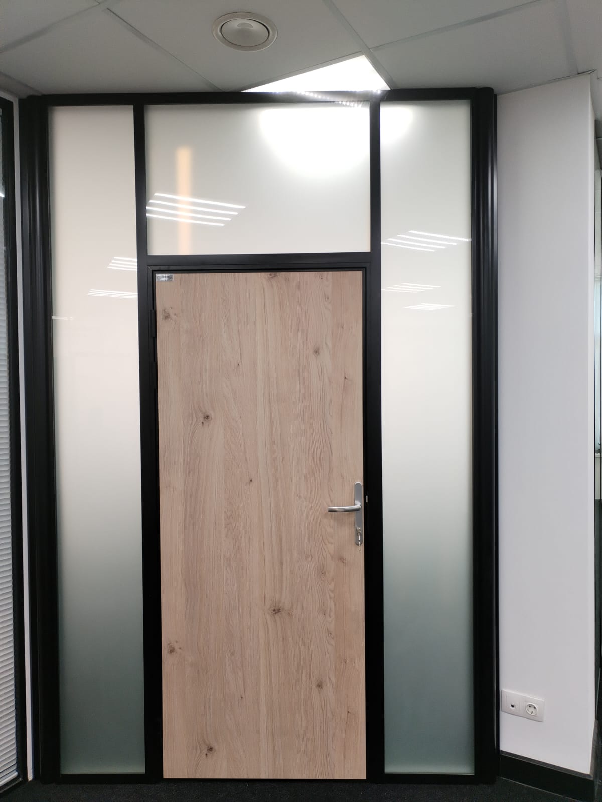 Стоечная перегородка с деревянной дверью и матовым стеклом