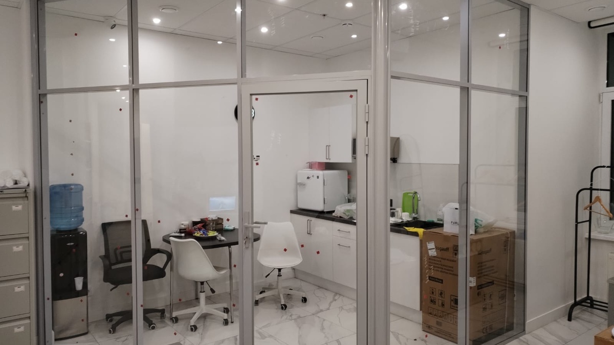 Стоечная перегородка из стекла — кабинет с прозрачными стенами