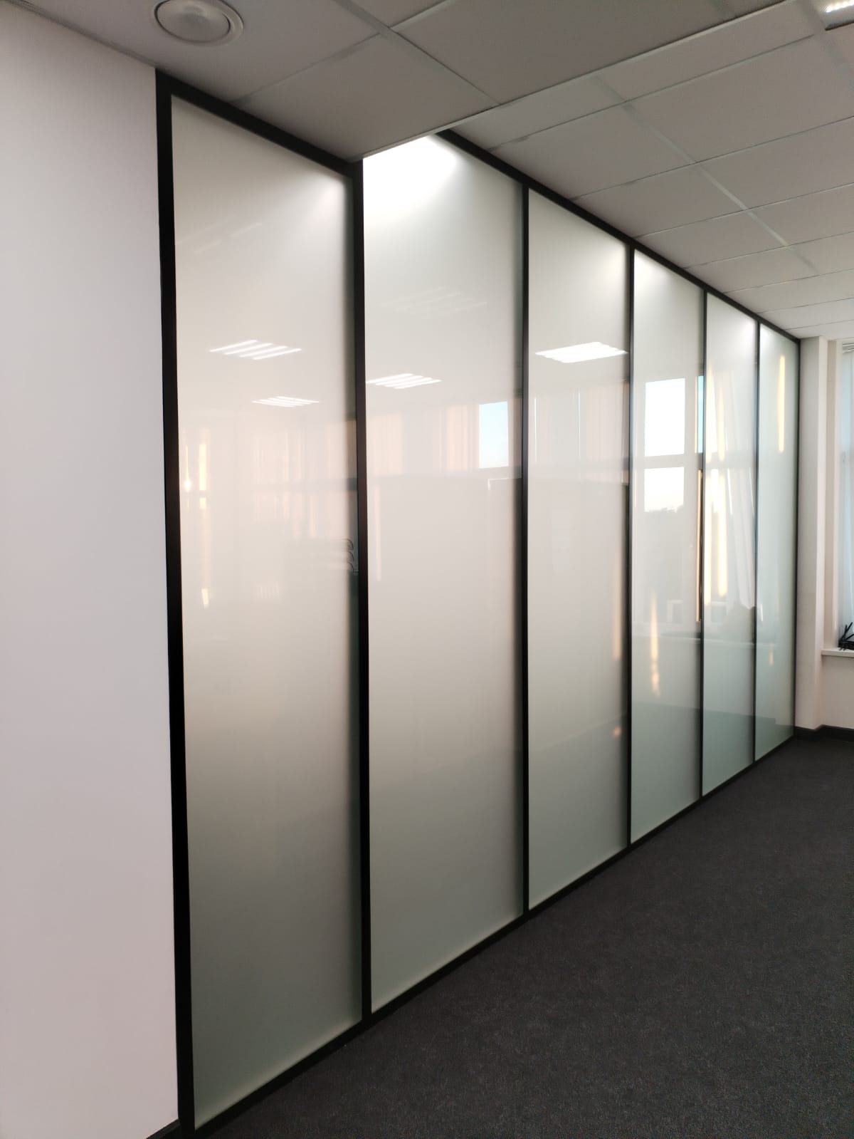 Стоечная перегородка с матовым стеклом и чёрным алюминиевым каркасом