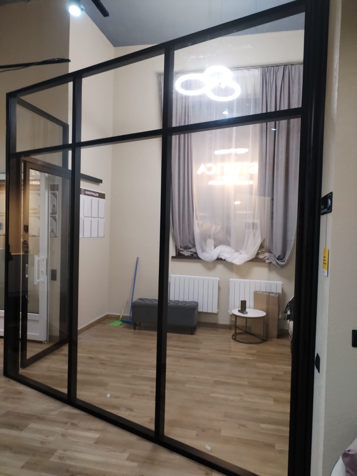 Стоечно-ригельная перегородка с чёрным каркасом в интерьере квартиры