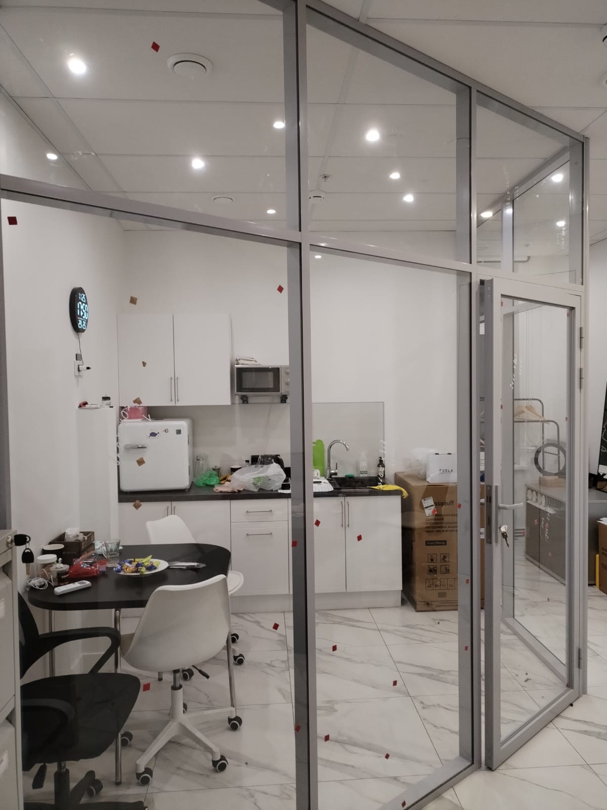 Стоечно-ригельная перегородка с серебристым каркасом — кухня в офисе