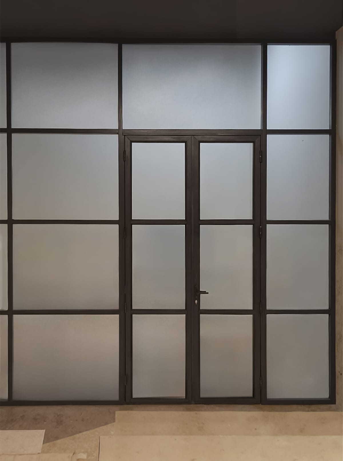 Стоечно-ригельная перегородка в стиле лофт с матовым стеклом