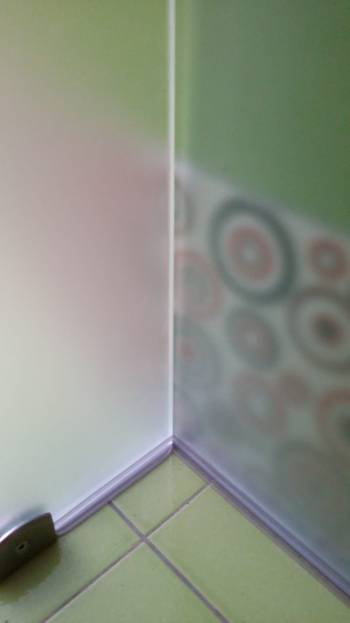 Стеклянная перегородка с декоративной плёнкой — узор из кругов на матовом стекле