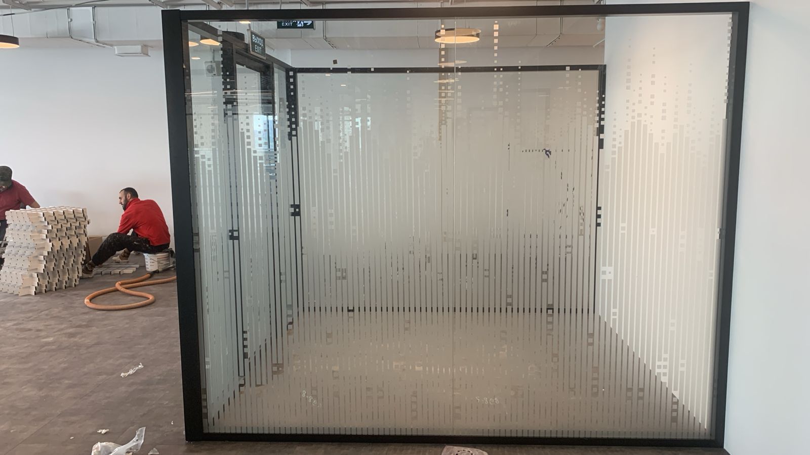 Офисная перегородка в чёрном профиле с плоттерной матовой плёнкой — вертикальные полосы